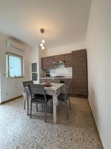 a dining room with a table and chairs in a kitchen at Bella Trinacria in Aragona