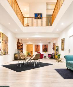 a living room with chairs and a dining room at Hotel Andante in Puebla
