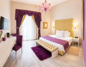 a hotel room with a bed and a desk and a window at Hotel Andante in Puebla