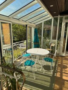 a screened in porch with a table and chairs at Gite La Forge in Rochecorbon