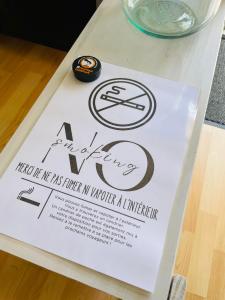 a sign on a table with a no smoking sign at L'Éco'Logis - Meublé de tourisme classé 3 étoiles in Montargis