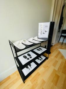 a display case with paper on it on a wooden floor at L'Éco'Logis - Meublé de tourisme classé 3 étoiles in Montargis