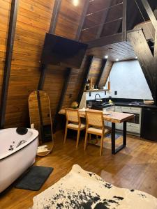 a kitchen and dining room with a tub and a table at Cabanas Girassol in Venda Nova do Imigrante
