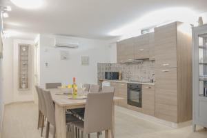 a kitchen with a table and chairs in a room at La Primavera in Anacapri