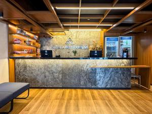 a bar in a restaurant with a counter at Arrey Express Hotel - Teresina in Teresina