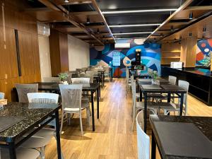 a row of tables and chairs in a restaurant at Arrey Express Hotel - Teresina in Teresina