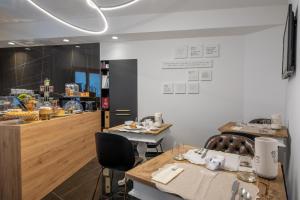 a restaurant with a table and chairs and a counter at B&B Rocca del Civitillo in Notaresco