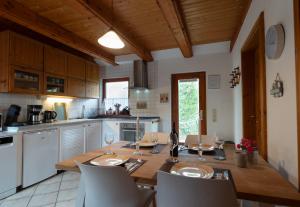 a kitchen with a wooden table and chairs at Schwedenstern - Familienurlaub an der Ostsee in Kochendorf