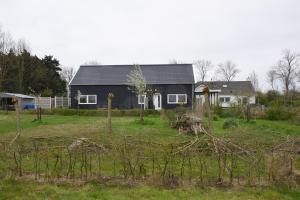 a house in the middle of a field at Maison Zélandaise in Koudekerke