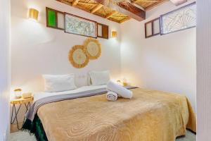 a bedroom with a large bed in a room at Gîte Imsker Elbour in Asni
