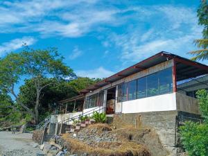 a building on the side of a beach at Miraflores Beach Lodge in Santo Domingo