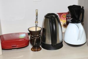 a coffee maker and a toaster on a counter at Casa com estacionamento no centro de Concórdia SC in Concordia