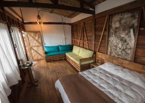a bedroom with a bed and a couch at Montana Posada in Roldanillo