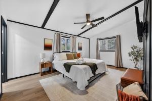 a bedroom with a bed and a ceiling fan at Radcliffe Ride Out Modern Bella Vista Retreat- Game Room, Fire Pit, Pet Friendly - Sleeps 10 in Bella Vista