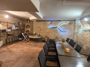 a dining room with a table and black chairs at Casa Entremuseos in Zamora
