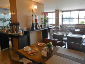 a restaurant with a dining room with tables and chairs at Hotel Centro de Manaus próximo ao Teatro Amazonas in Manaus