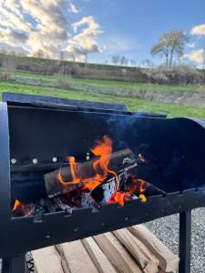 a fire in a grill with flames in it at zelena khata in Sopot
