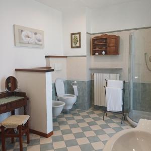a bathroom with a toilet and a sink at ACERO ROSSO in Pianfei