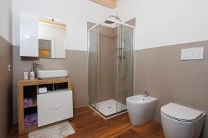 a bathroom with a shower and a toilet and a sink at Il Sentiero di Arquà in Arquà Petrarca