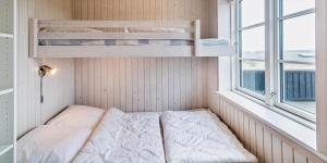 a small room with a bunk bed and a window at VE147-Vejers-Strand-Violvej-16 in Vejers Strand