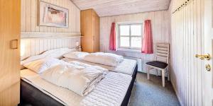 a bedroom with two beds and a window at VE047-Vejers-Strand-Jafdalvej-91 in Vejers Strand