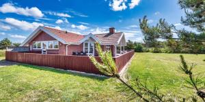 a house with a fence in a yard at VE047-Vejers-Strand-Jafdalvej-91 in Vejers Strand