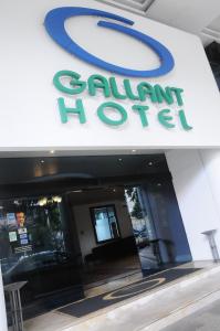 una señal de hotel santant en la parte delantera de un edificio en Gallant Hotel, en Río de Janeiro
