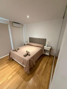 a bedroom with a bed with two teddy bears on it at Depto Altos Juramento in Salta