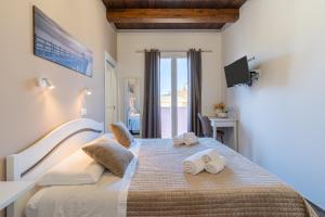 a bedroom with a large bed with towels on it at B&B della stazione in Pachino