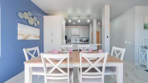 a kitchen and dining room with a table and chairs at Casa Bonita Encantame Estates in Playa Encanto
