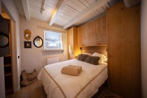 a bedroom with a large white bed with a window at Arties Lodge in Arties