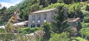 a building on the side of a mountain at Quinta Maravista in Faial da Terra