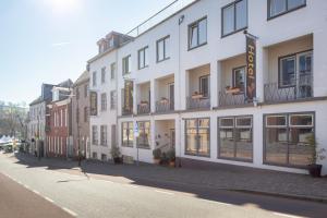 a row of buildings on a city street at Hotel de Korenwolf in Gulpen