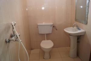 坎帕拉的住宿－Durban Motel Najjanankumbi Kampala，一间带卫生间和水槽的浴室