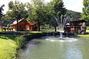 莫濟列的住宿－Apartments Lovšin，公园中央的喷泉池塘