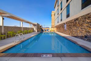 a swimming pool on the side of a building at Home2 Suites By Hilton Redding in Redding