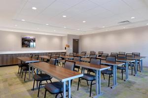a classroom with tables and chairs in a room at Home2 Suites By Hilton Redding in Redding +42 photos