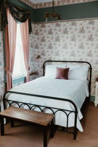 a bedroom with a bed and a table in it at Strassner Suites - Imy Suite in Hermann