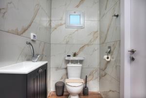 a bathroom with a toilet and a sink at אחוזת בין ההרים צפת in Safed