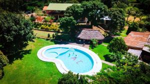 an overhead view of a swimming pool in a yard at Hotel Paraíso in San Antonio