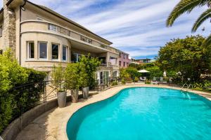 a swimming pool in front of a house at Hotel Boutique Casa Recreo in Viña del Mar