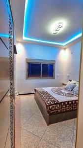 a bedroom with a large bed with a blue ceiling at LH Appart 1 bel appartement cosy, vu sur montagnes, proche du lac de Bin el Ouidane et de cascades d'Ouzoud in Afourer