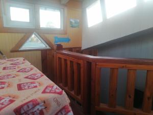 a room with a bed in a cabin with windows at Habitación tu Refugio in Isla Negra