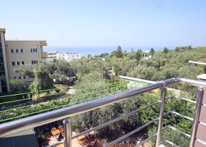 Blick auf einen Garten vom Balkon in der Unterkunft Mare Blue Hotel Drymades in Dhërmi