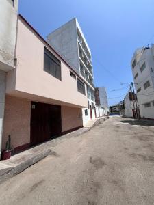 an empty street next to a building at Minidpto Wayra Huanchaco in Huanchaco