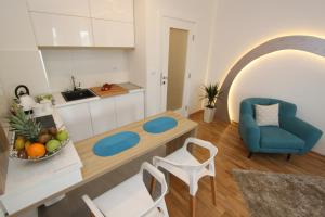 una cucina e un soggiorno con tavolo e sedie di Riviera 2 New Belgrade studio apartment, parking 5 evra dan a Belgrado