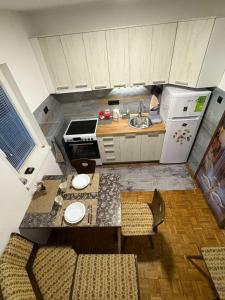 an overhead view of a small kitchen with a sink at Kuca za odmor Zicanka in Kraljevo