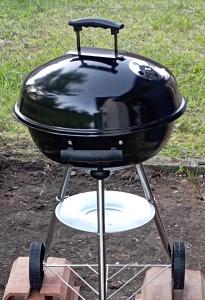 a black grill sitting on top of a stand at Kuca za odmor Zicanka in Kraljevo