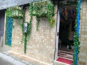 a building with ivy growing on the side of it at Boa Viagem Inn Pousada in Recife