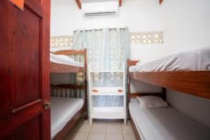 a room with two bunk beds and a window at Casa Osú in Sámara
